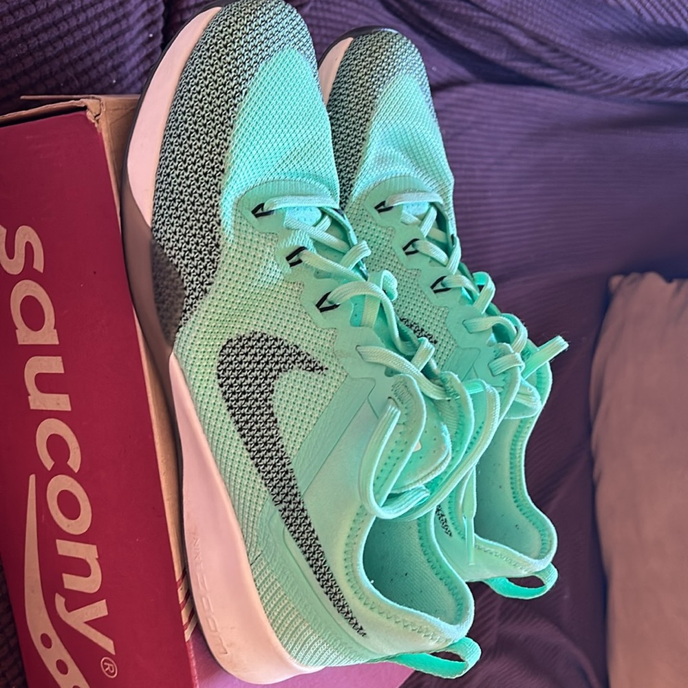 Excellent condition Nike Zoom training shoes ladies size 9. Teal color